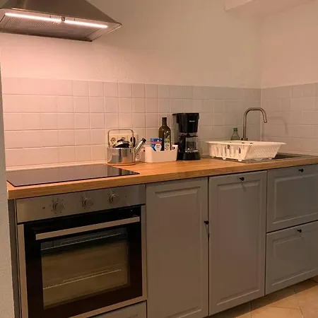 Stilvoll Renovierte Souterrainwohnung In Elbnahe